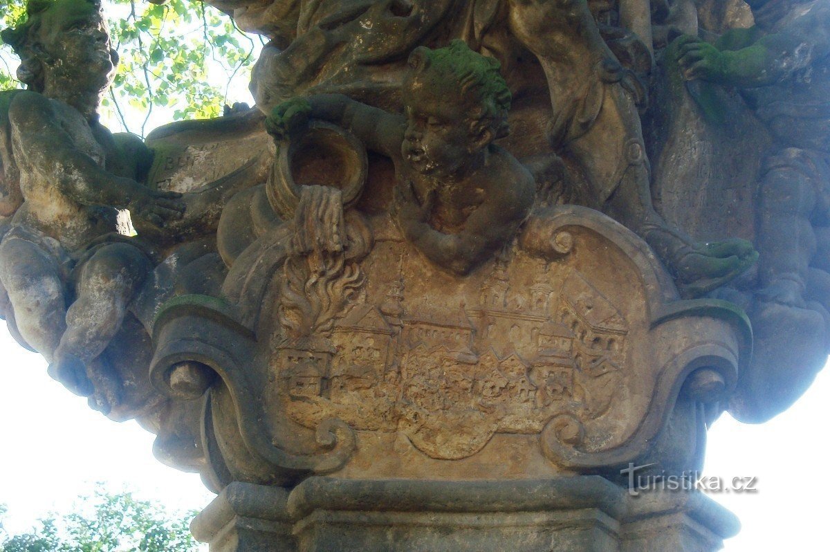 Opočno-Trčkovo náměstí cu o sculptură și o statuie a Sfântului Florian din 1734-cartuș în relief