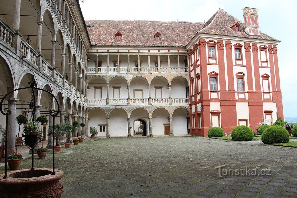 Opočno, binnenplaats van het kasteel