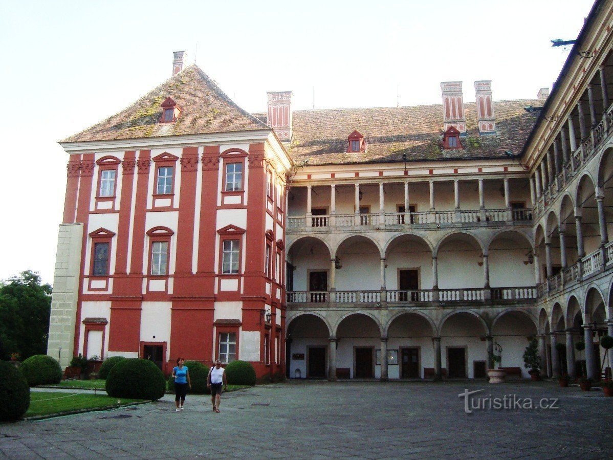 Opočno-城堡拱廊庭院，南翼-照片：Ulrych Mir。