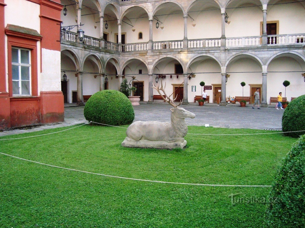 Opočno-castello-cortile porticato con una scultura di un cervo-Foto: Ulrych Mir.