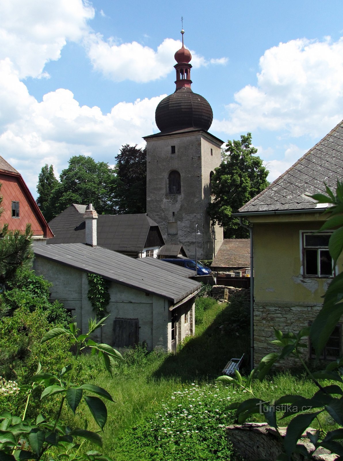 Opočno - klocktorn i Jungfru Maria-kyrkan