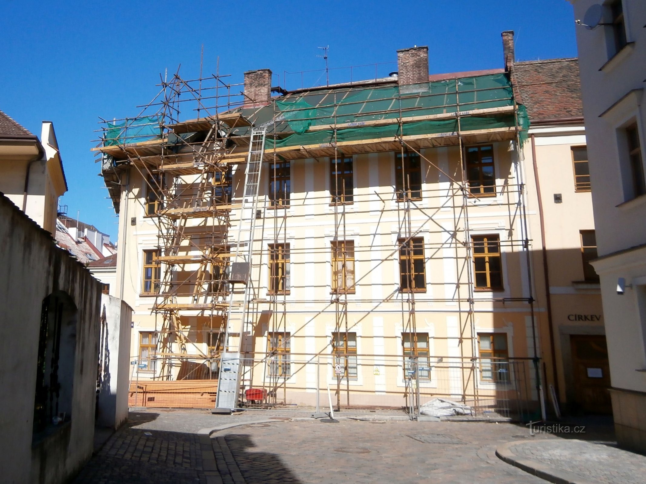 Reparación del techo en el nº 89 (Hradec Králové, 18.6.2016/XNUMX/XNUMX)