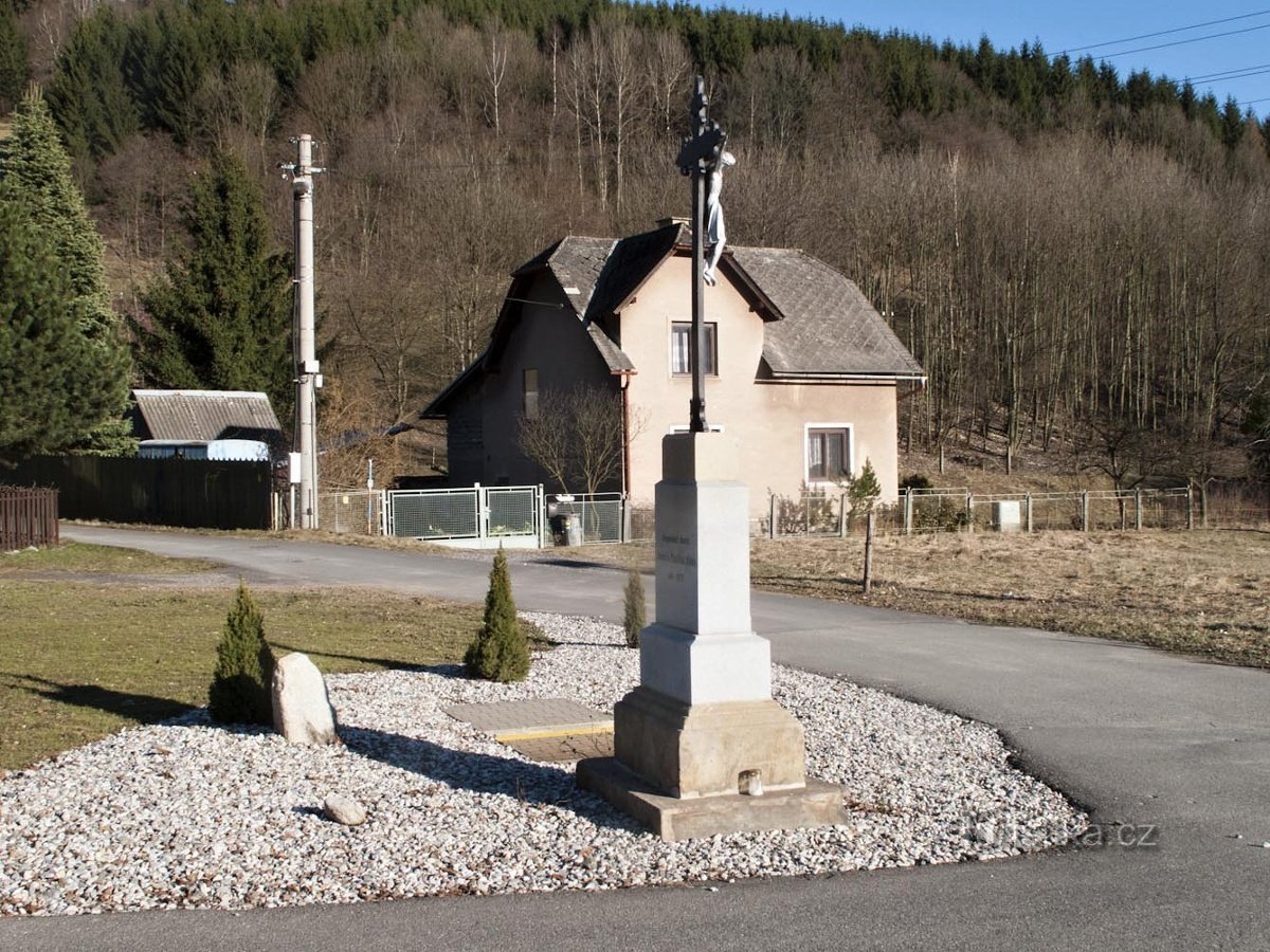 Croix réparée à Rejhotice