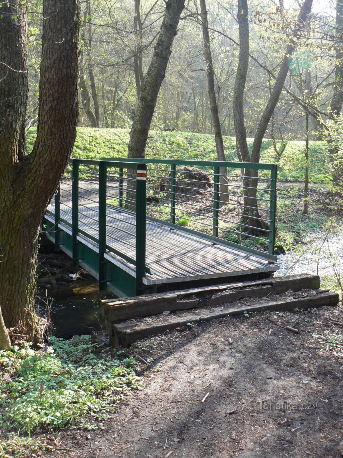 Reparierte Brücke auf der Straße hinter der Kalina-Mühle