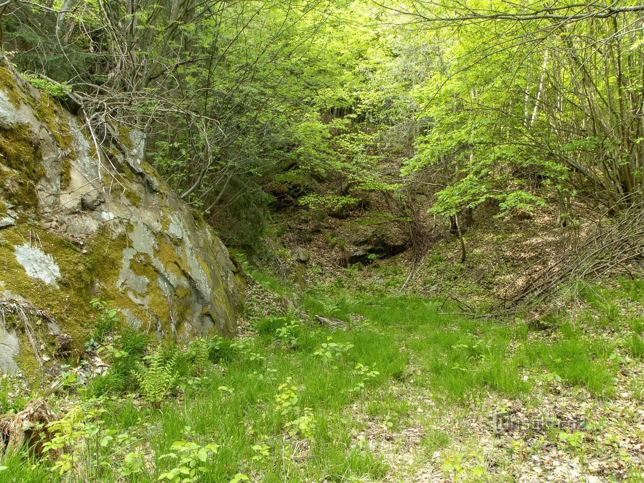 Pedreiras abandonadas também são encontradas em outros lugares abaixo do pico Senová