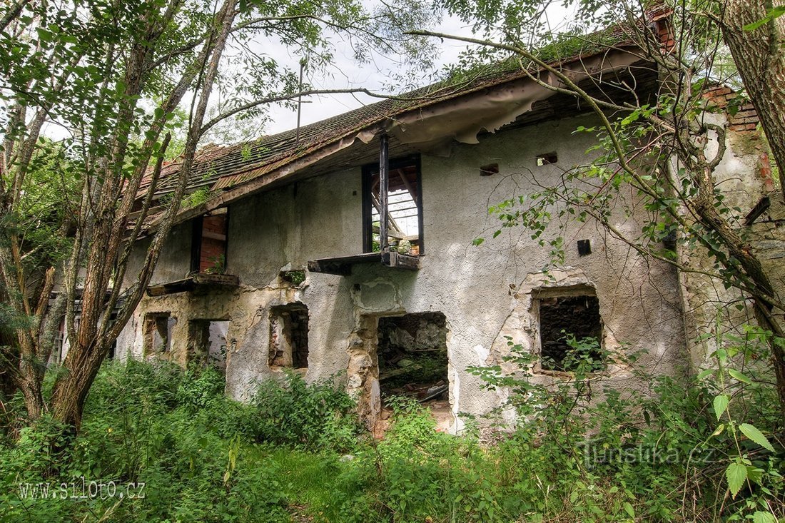 ツェトヴィニの放棄された建物