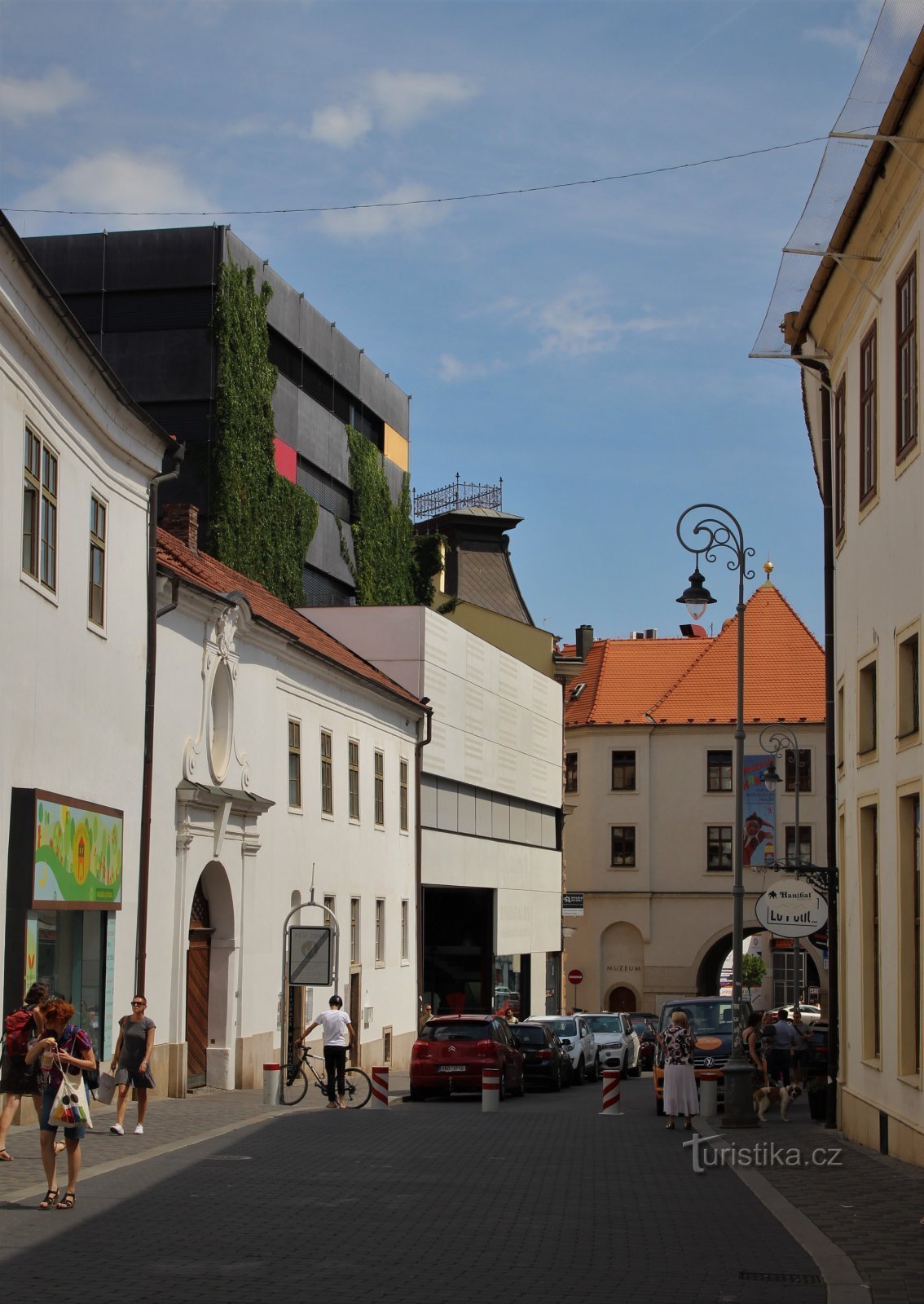 Orlí-gaden i baggrunden med Menínská-porten