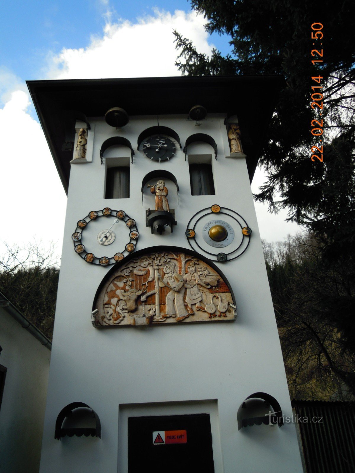 orloj vznikl přestavbou staré trafostanice