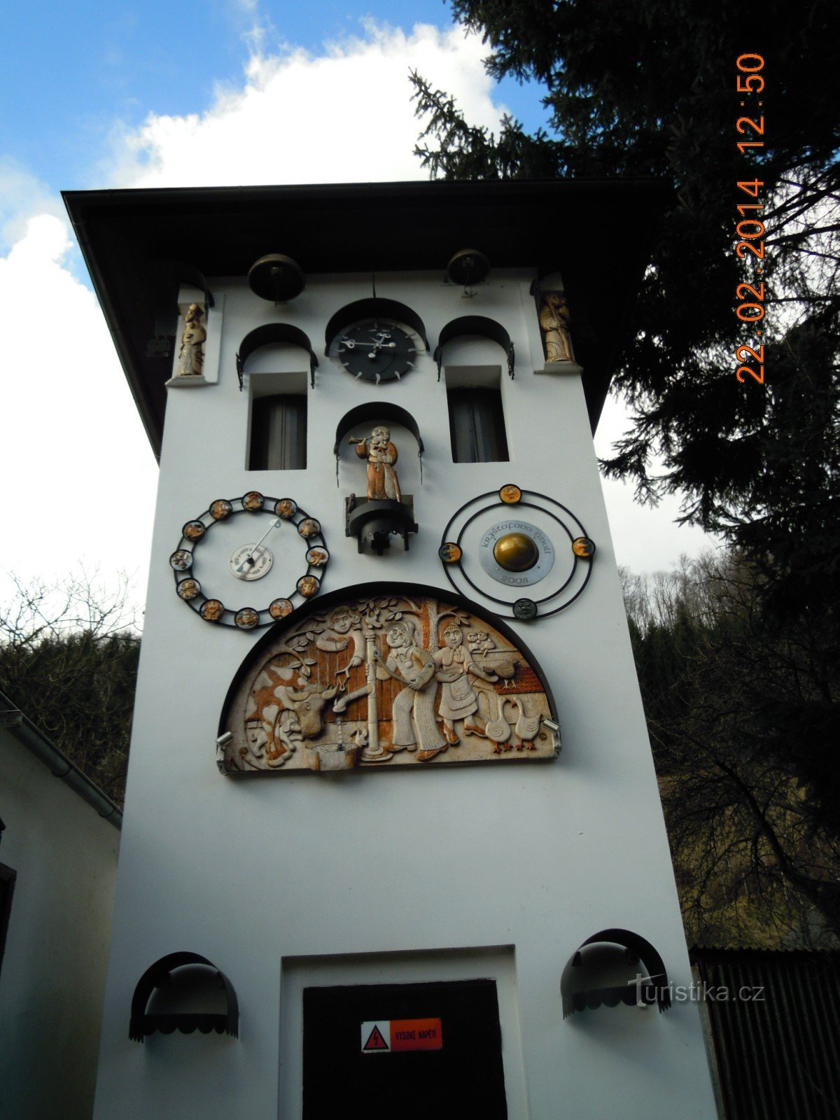 l'horloge astronomique a été créée en reconstruisant une ancienne sous-station