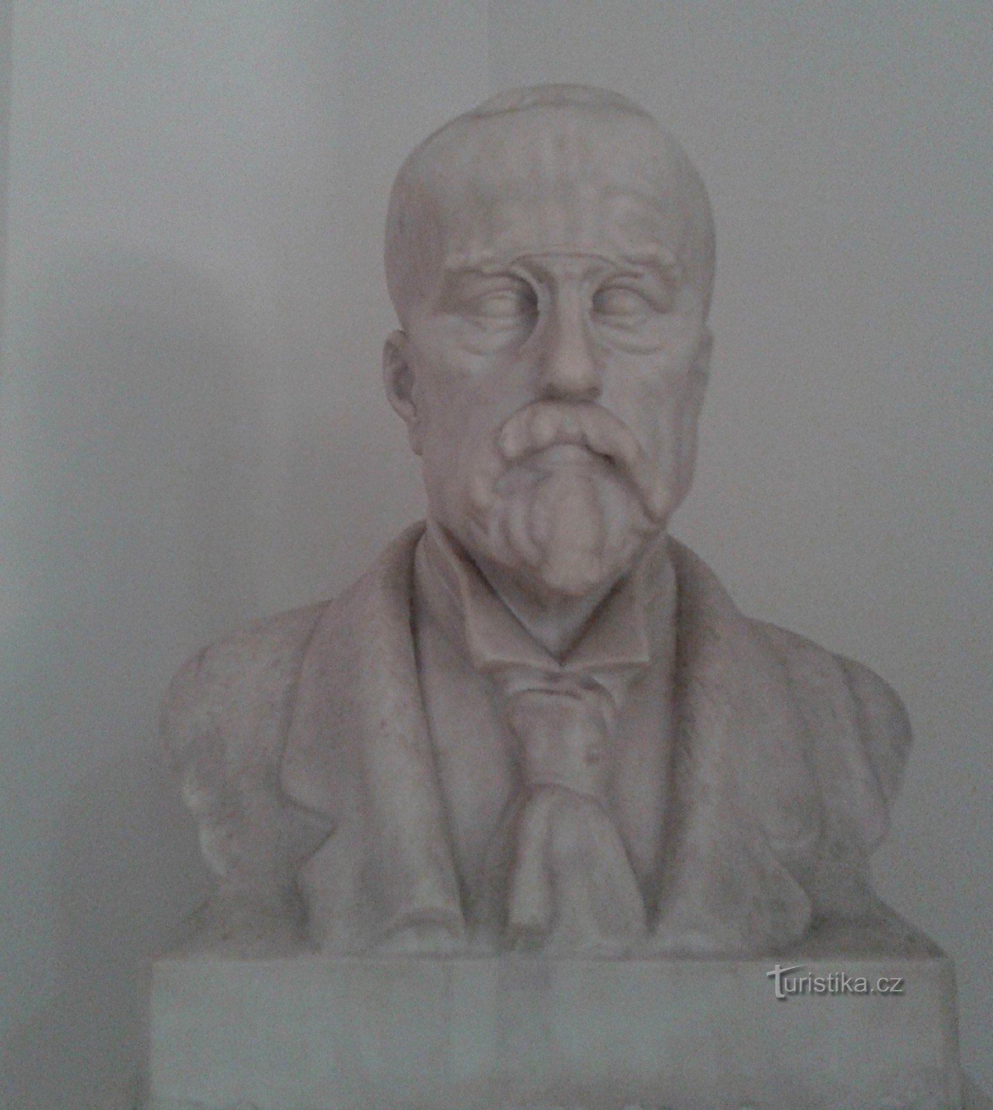 Bust vultur al lui Masaryk în holul de la intrare