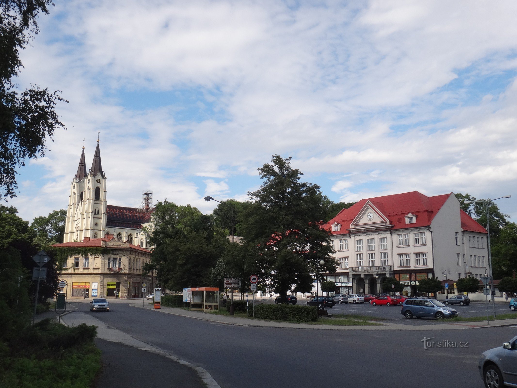 Orlová rechts das Rathaus auf dem Hauptplatz, links die Kirche, darunter das inzwischen abgerissene Haus von Herrn Macura