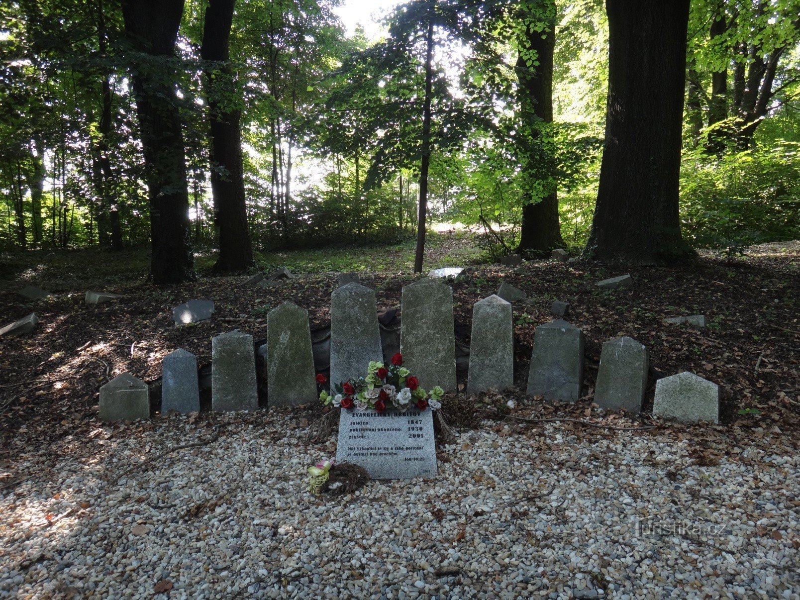 Ostaci orla evangeličkog groblja