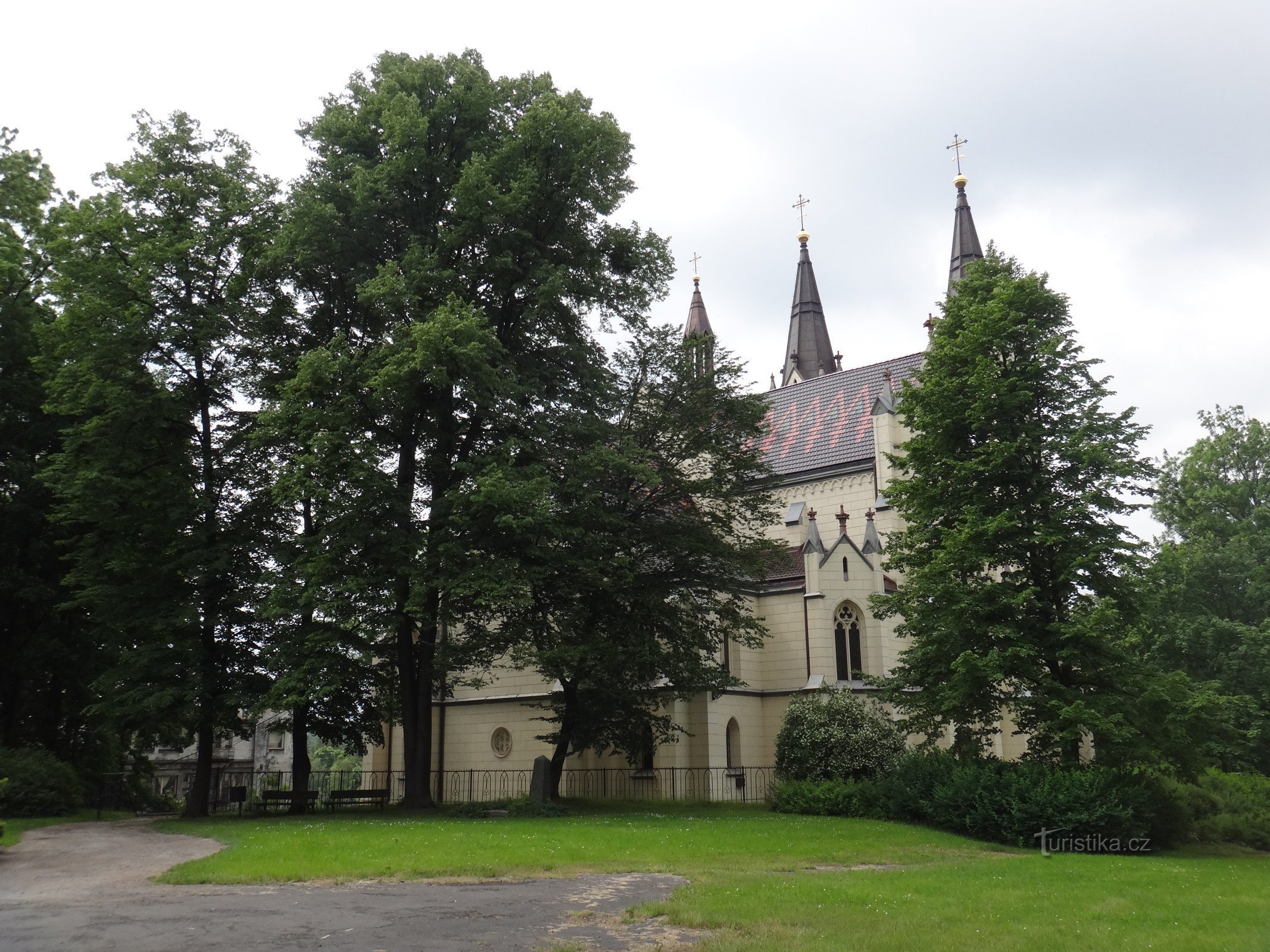 Parco del castello di Orlová con una chiesa e la lapide dei Mattencloits