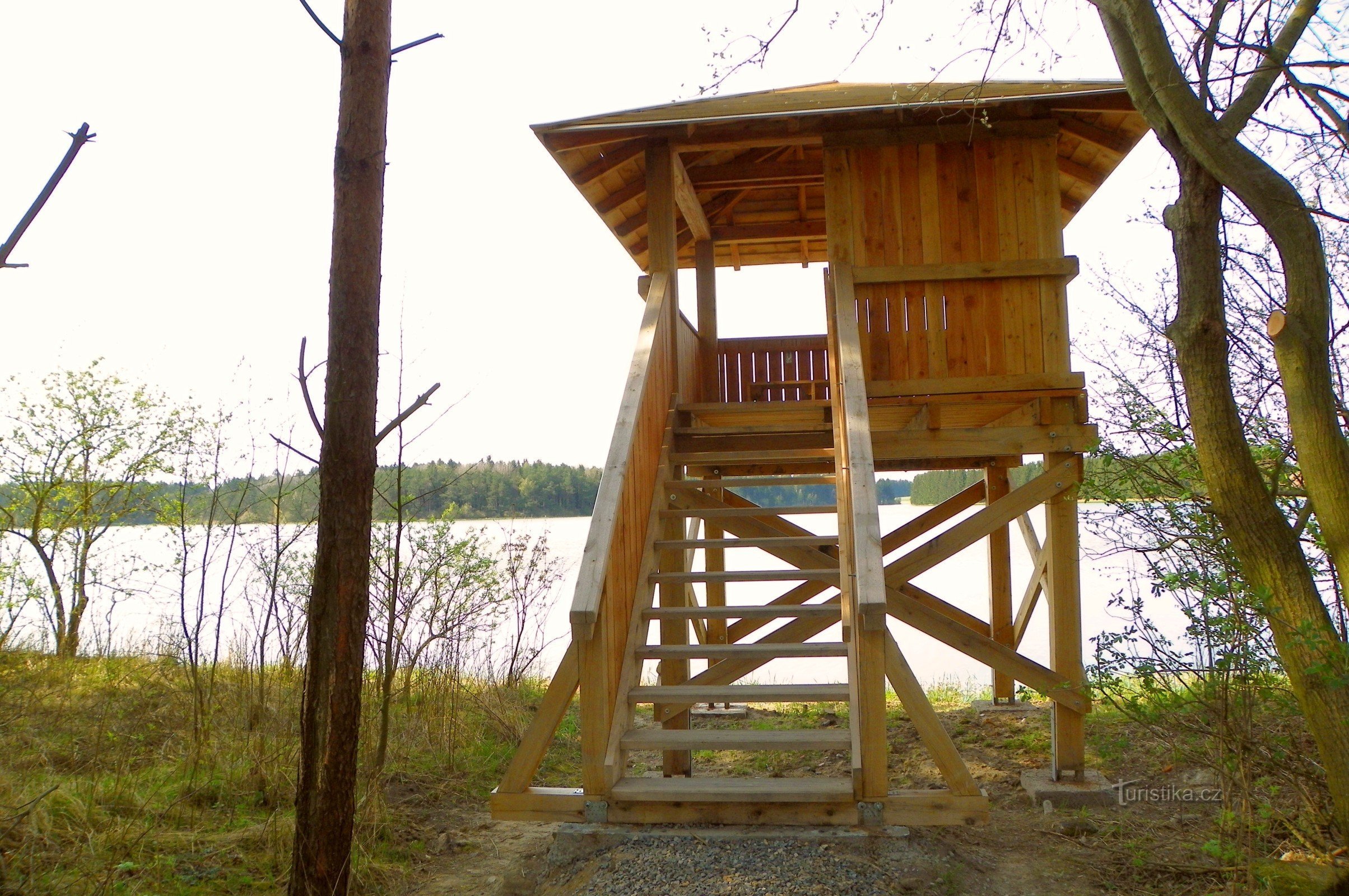 Torre de observação ornitológica na lagoa Veselský