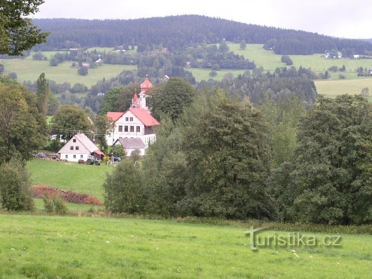 Le village de Říčka depuis la route de Zdobnice