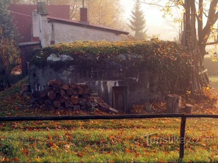 Durch die Siedlung verläuft eine Befestigungslinie