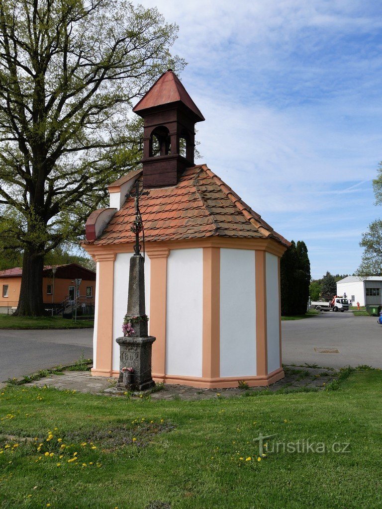 Osek, kapel og kors foran slottet i Osek