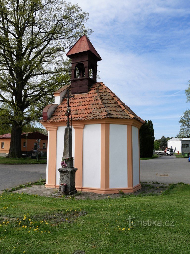 Osek, chapel and cross in front of the castle in Osek