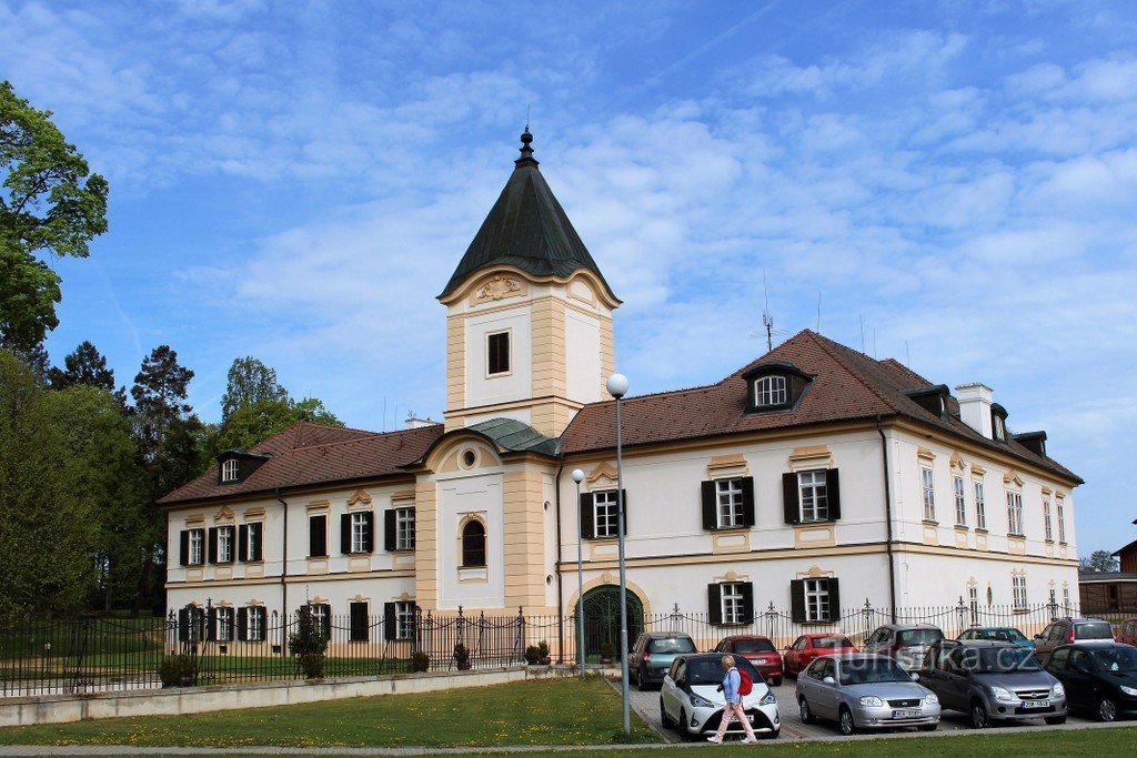 Osek, vue sur le château depuis le parking