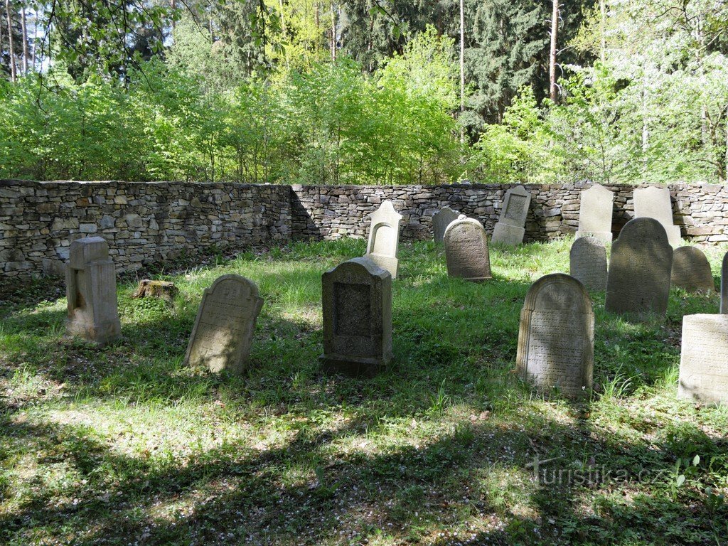 Osek，墓地北侧