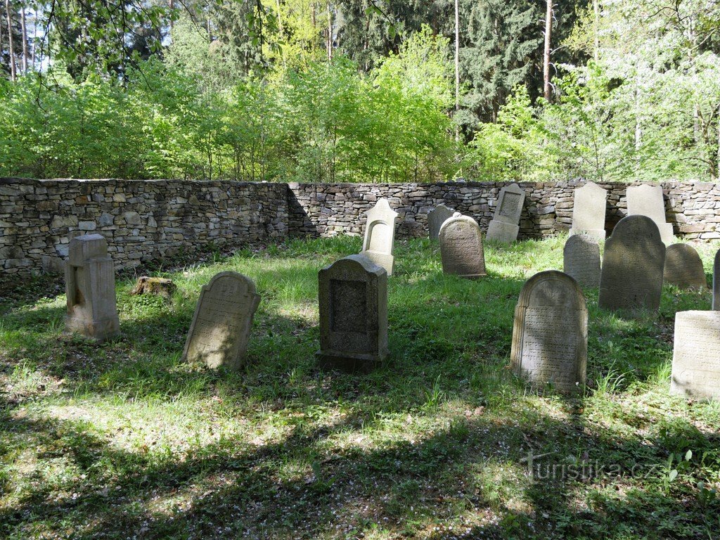 Осек, північна сторона цвинтаря