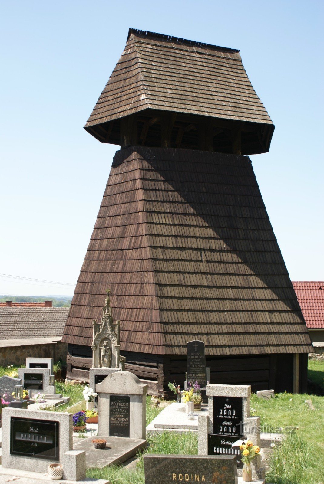 Osek (bei Sobotka) – hölzerner Glockenturm und Kirche Mariä Himmelfahrt