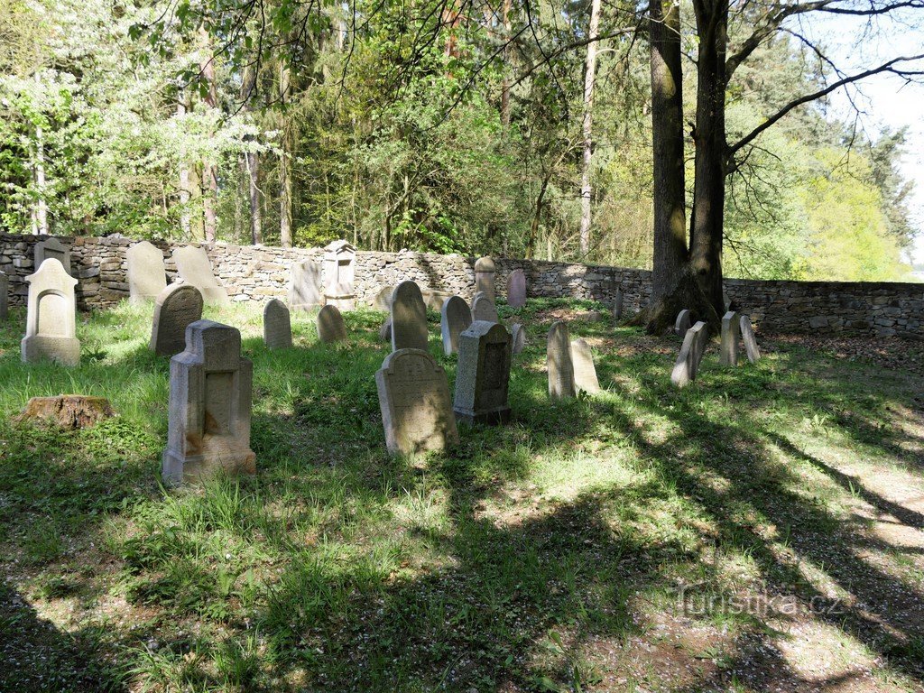 Osek, židovský hřbitov pohled od vchodu