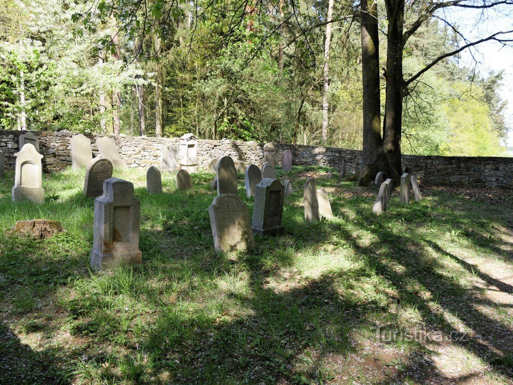 Osek, vue du cimetière juif depuis l'entrée