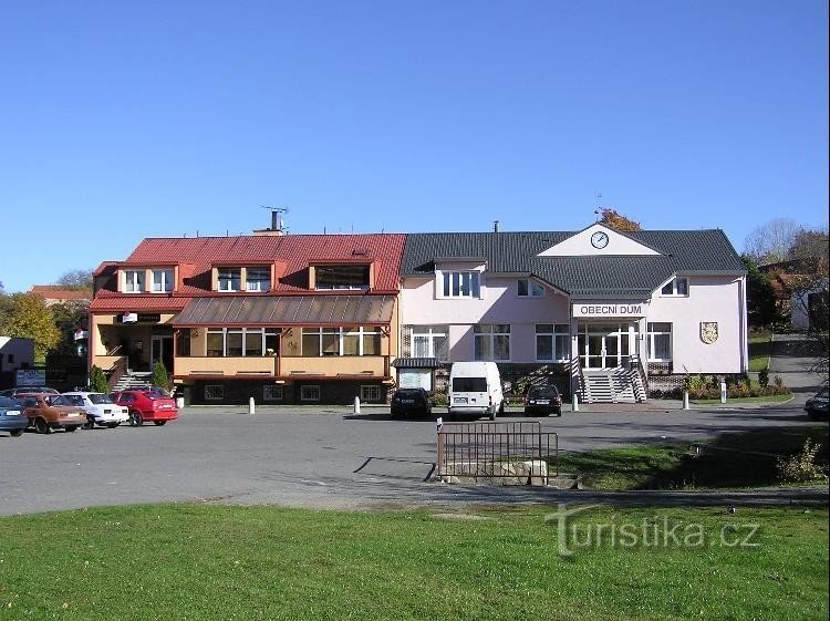 Osíčko: Pizzeria + municipal building