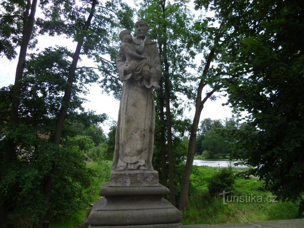 Osika - pomnik św. Antoniego z Padwy na moście