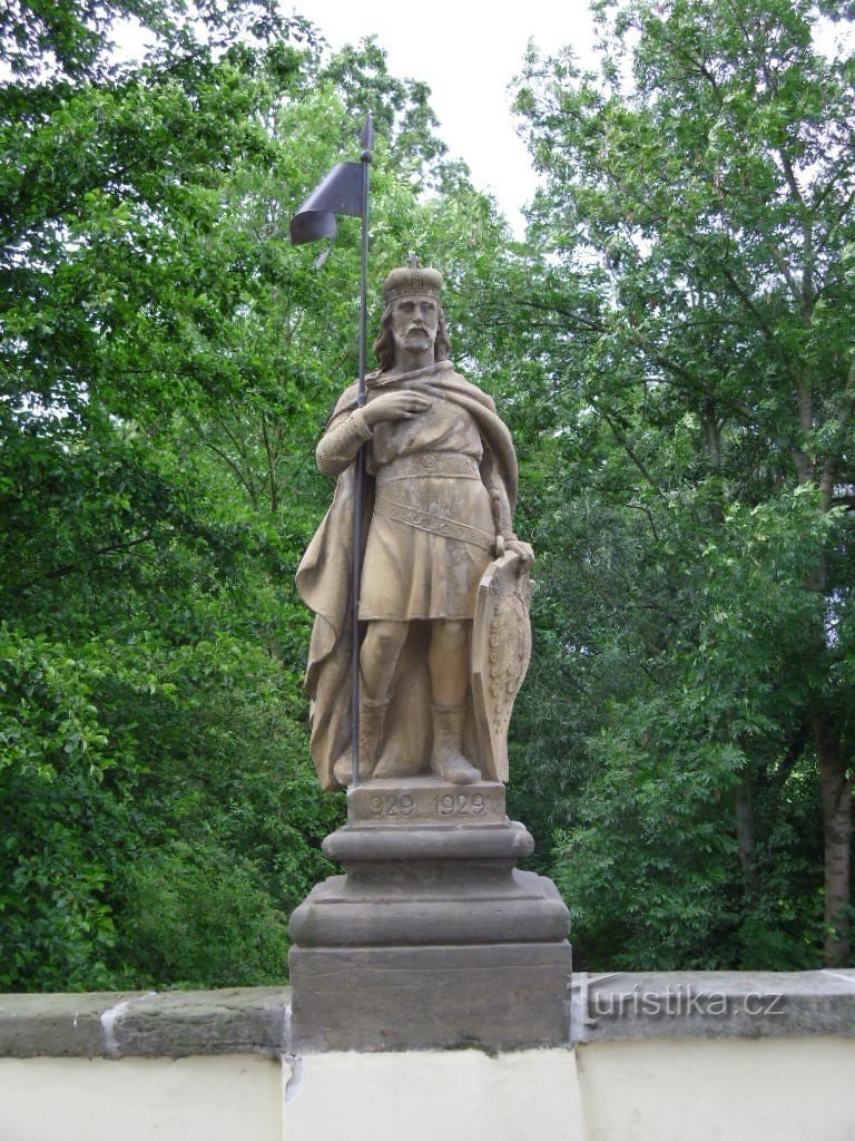 Aspen - bức tượng của St. Wenceslas trên cây cầu