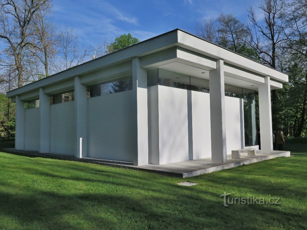 Osík u Litomyšle – White Gallery, a small Tugendhat villa from the 21st century