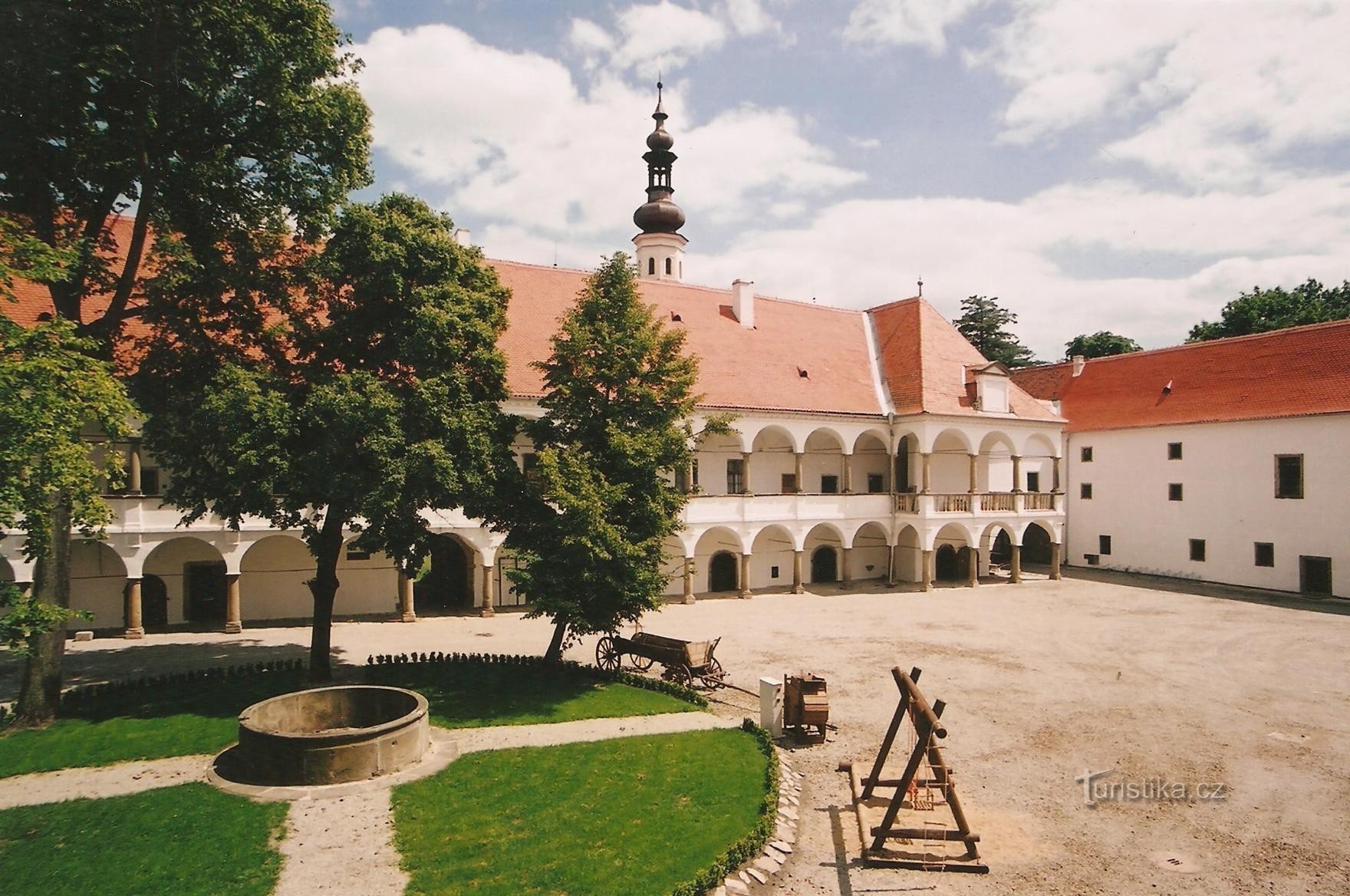 Zamek Oslavan - w prawej części muzeum strażaków