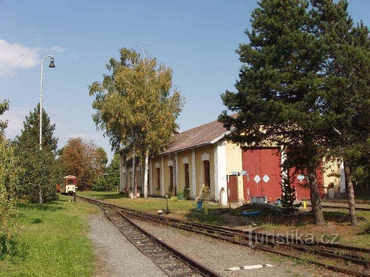 Osoblaha zst.: Vista de Osoblaha del depósito y la vía de vía estrecha