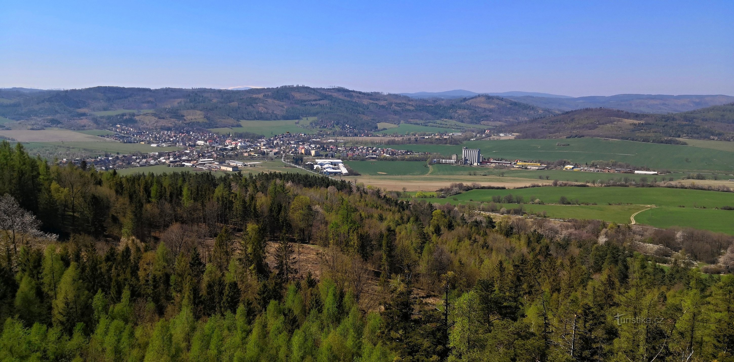 Osoblaž 地域: Albrechtice の町の近くの Hraniční vrch 展望台