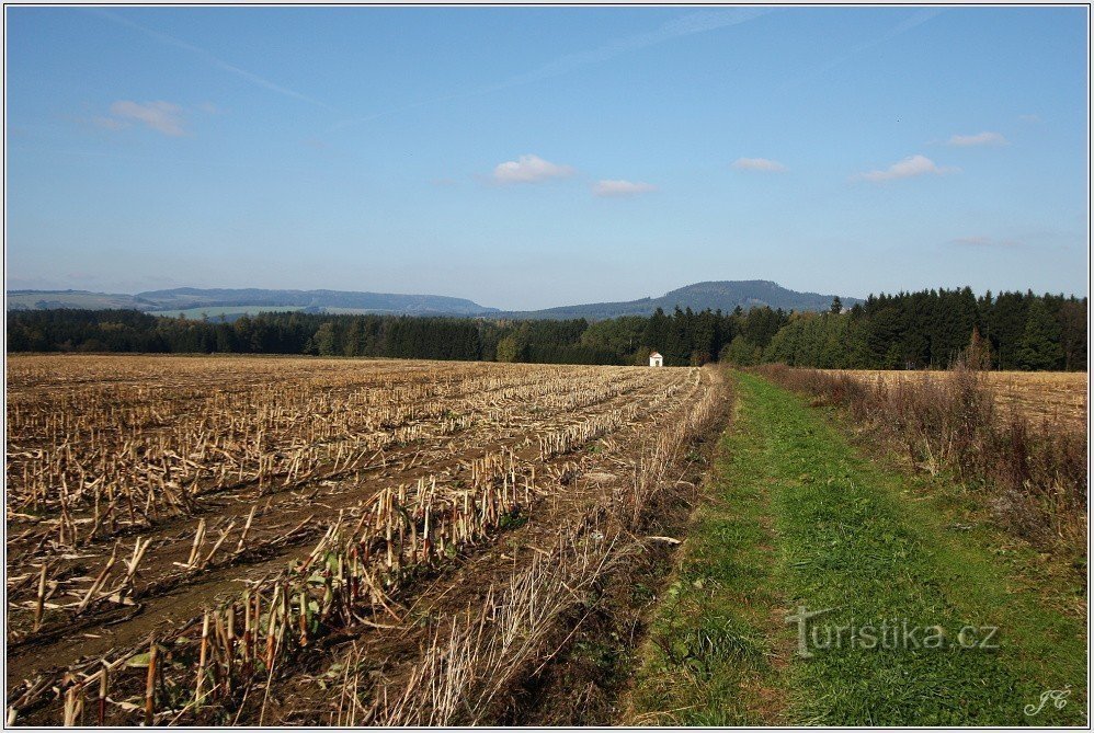 Ostaš en Teplické rotsen vanaf de weg naar de kapel