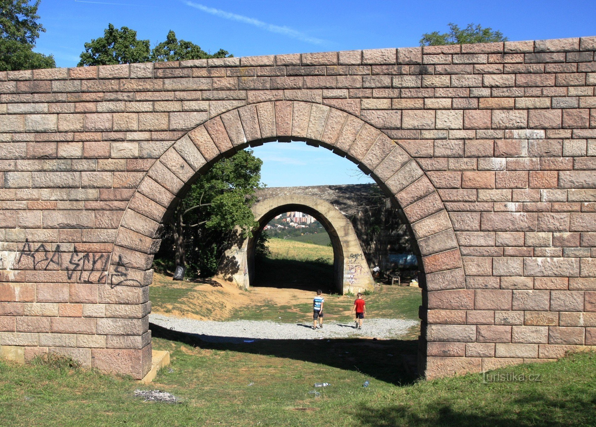 Ostopovice - onvoltooide snelwegbrug