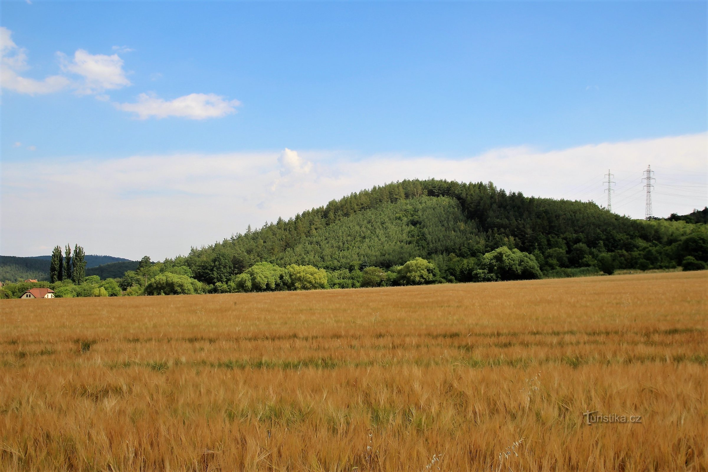 Ostra góra z miejsca spoczynku nad wioską