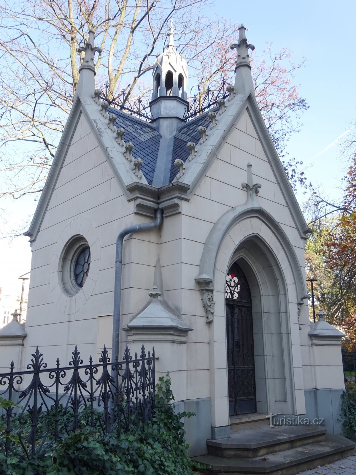 Ostrava - Szent Kápolna Erzsébet az egykori temető helyén