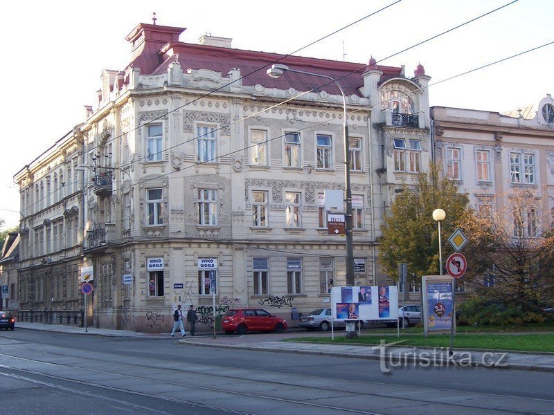 Ostrava - Art Nouveau-hus i hörnet av gatorna Žerotínova och Nádražní