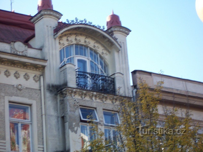 Ostrava - Art Nouveau-hus i hörnet av gatorna Žerotínova och Nádražní