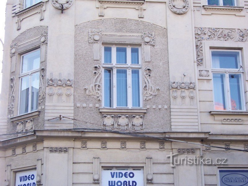 Ostrava - Art Nouveau-hus i hörnet av gatorna Žerotínova och Nádražní