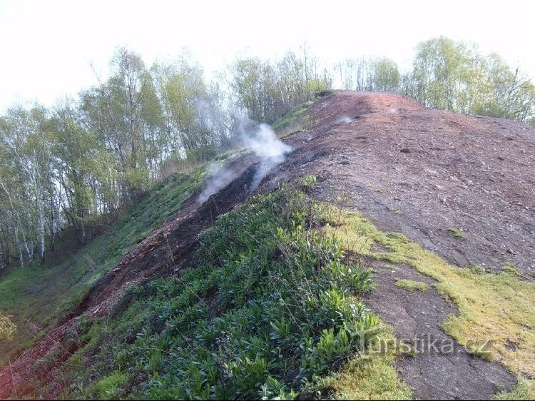 Ostrava volcano, Terezia-Ema heap: The path to the top is lined with puffs of smoke