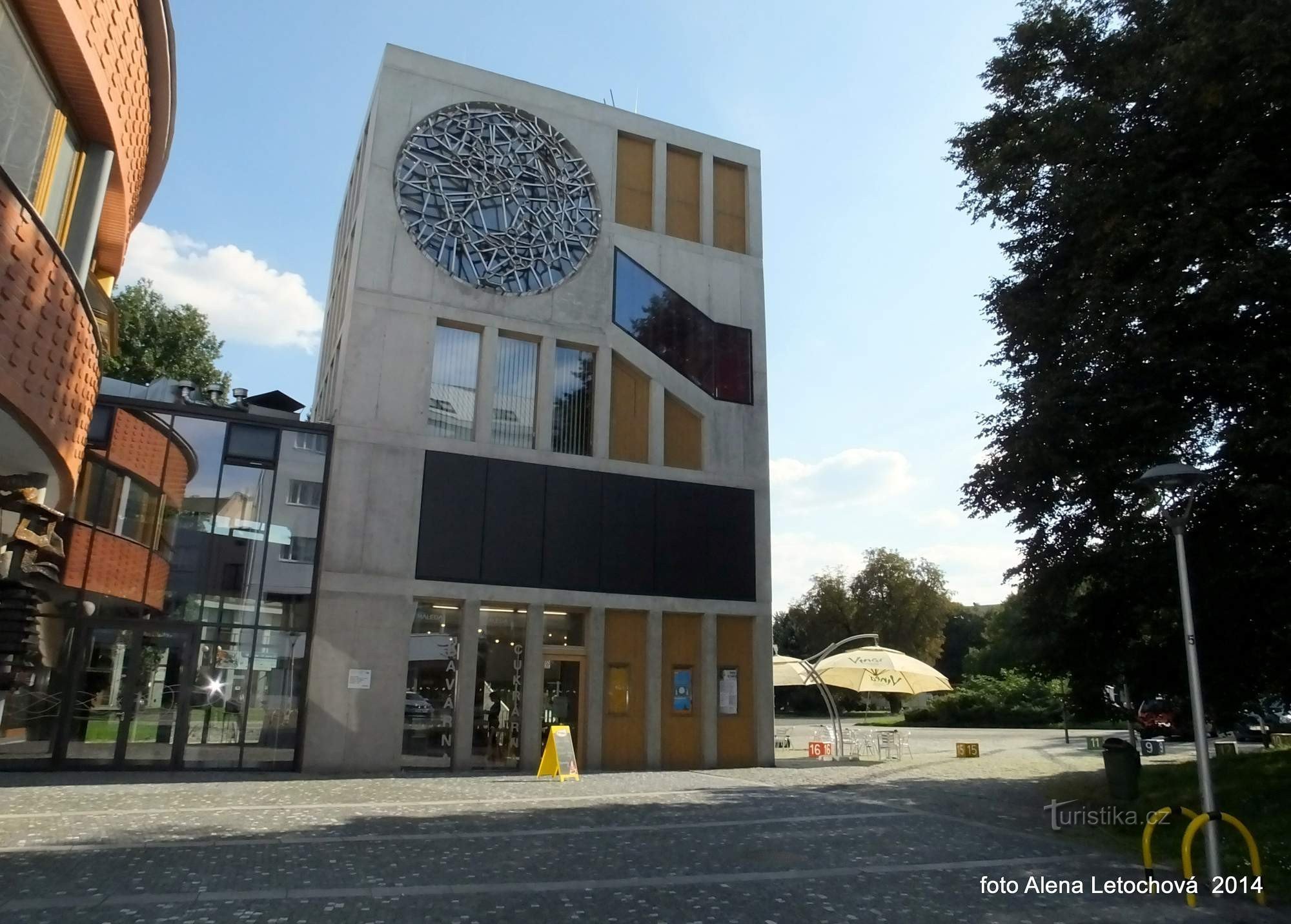 Le théâtre de marionnettes d'Ostrava a enrichi la tour de la même manière que le clocher des églises. Temps sur elle u