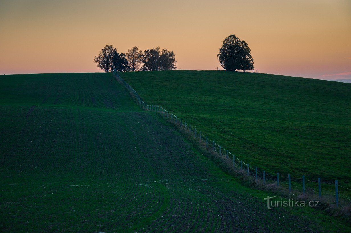 Ostřetín (district Holická tabule) - Chmelnice-heuvel (283 m boven zeeniveau) gezien vanaf weg I/35