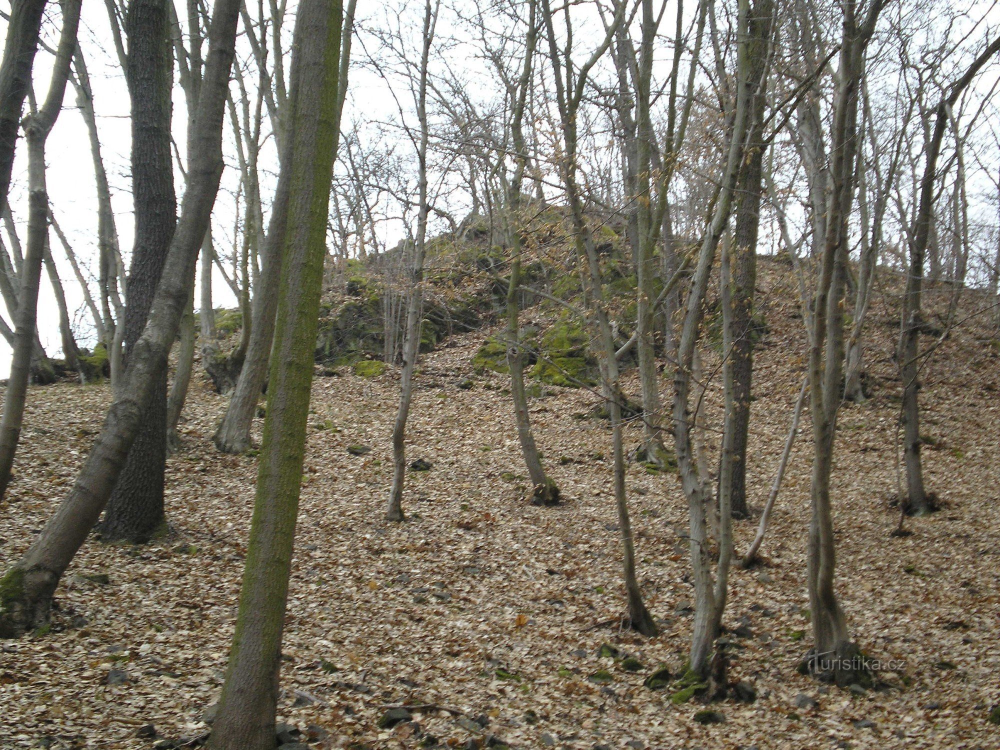 O promontório onde ficava o Castelo de Karlík