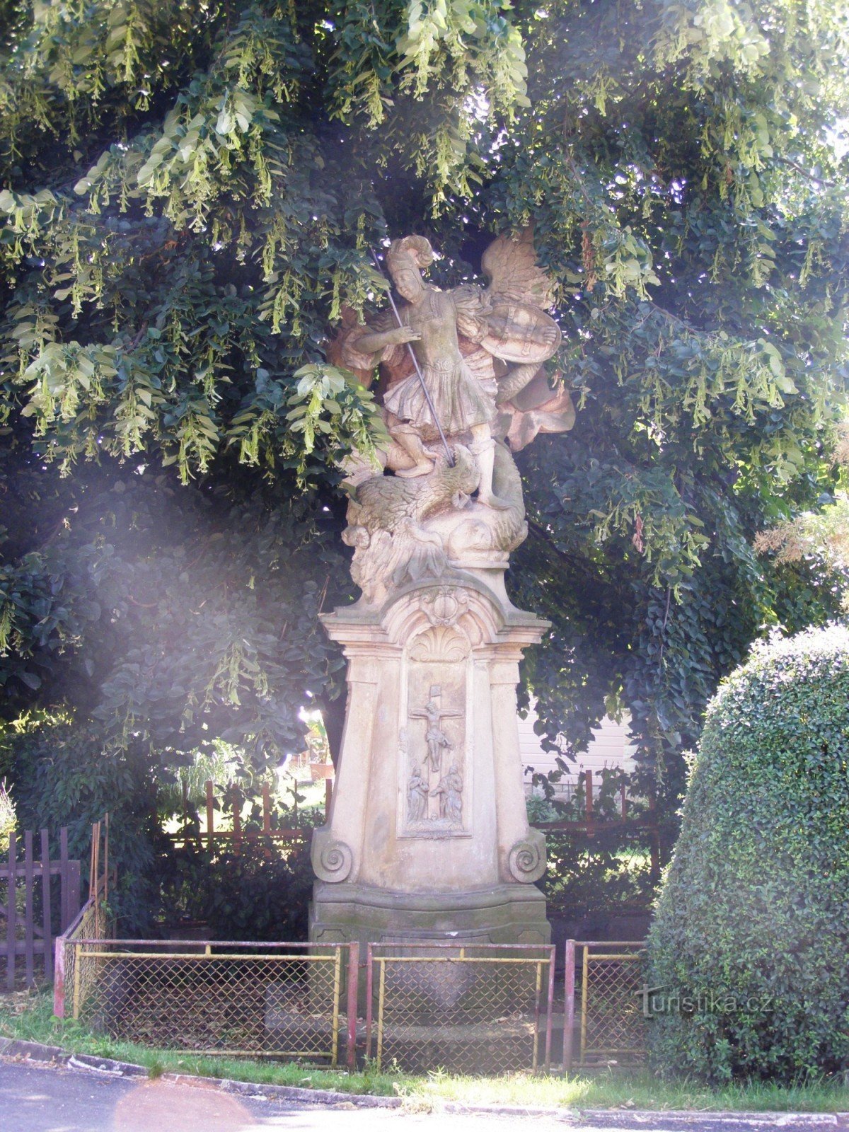 Ostroměr - estátua de St. Arcanjo Miguel (infelizmente fotografado contra o sol)