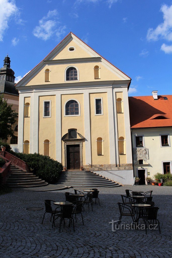 Otok, samostanska crkva Navještenja Djevice Marije, pročelje