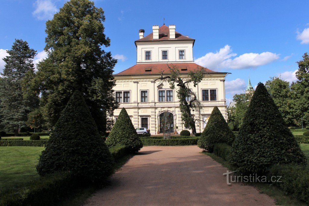 Isola, Letohràdek nel parco del castello