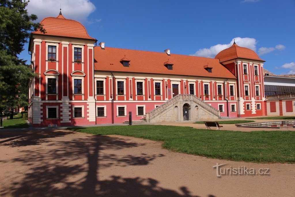 Острів, Палац князів